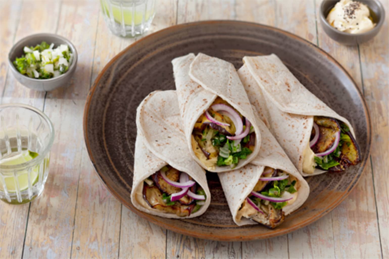 Burritos végétariens sans gluten aux aubergines, herbes et houmous